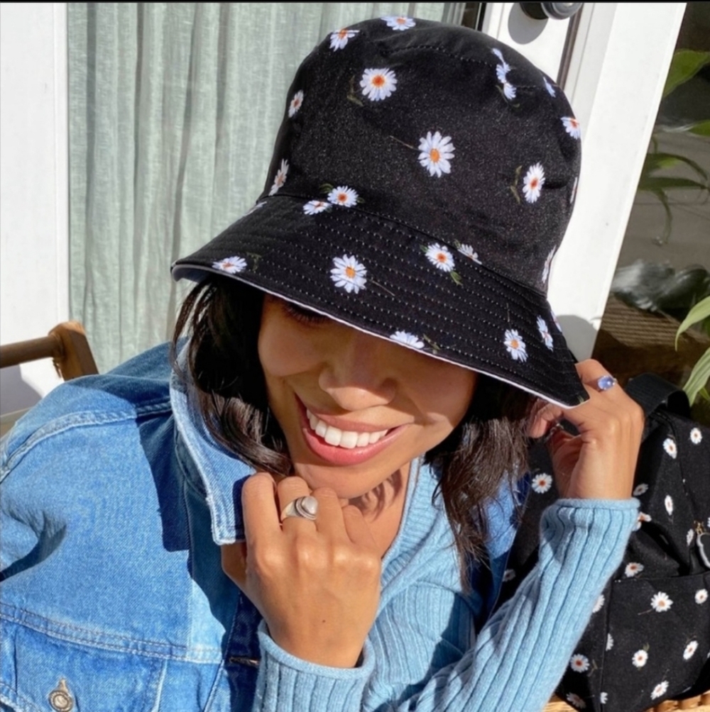 ⭐️40% Off⭐️ Alice + Olivia Daisy Reversible Bucket Hat - Picture 3 of 9